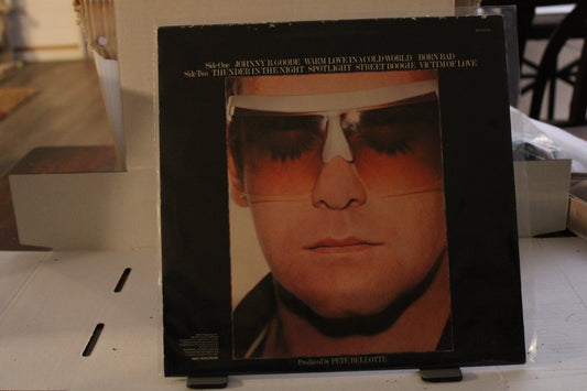 Elton JOHN VICTIM OF Love