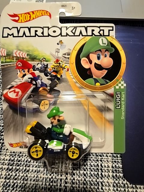 HOTWHEELS "MARIOKART" LUIGI STANDARD KART