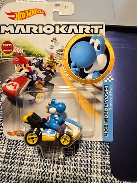 HOTWHEELS " MARIO KART" LIGHT-BLUE YOSHI STANDARD KART
