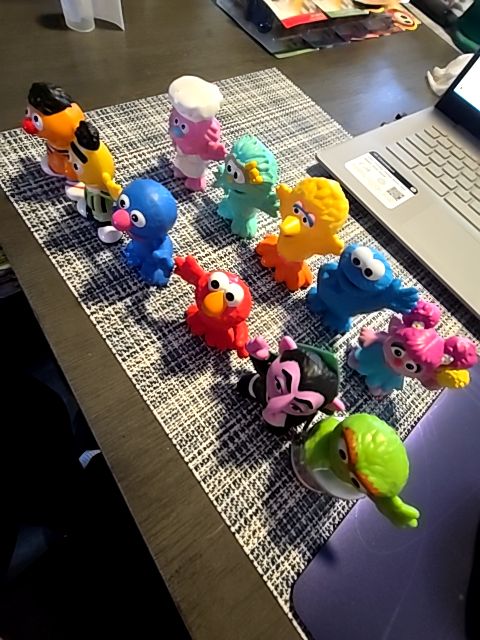 SESAME STREET 2" CHARACTERS/CAKE TOPPERS
