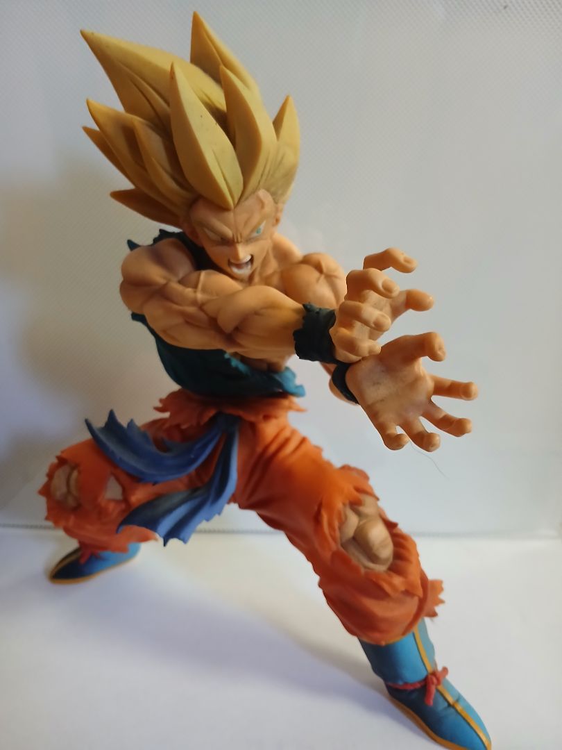 Goku figurine