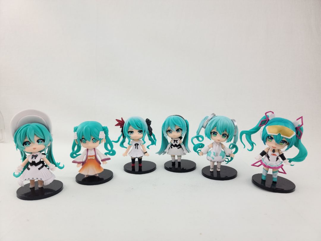 Hatsune Miku Figure - 1 Random