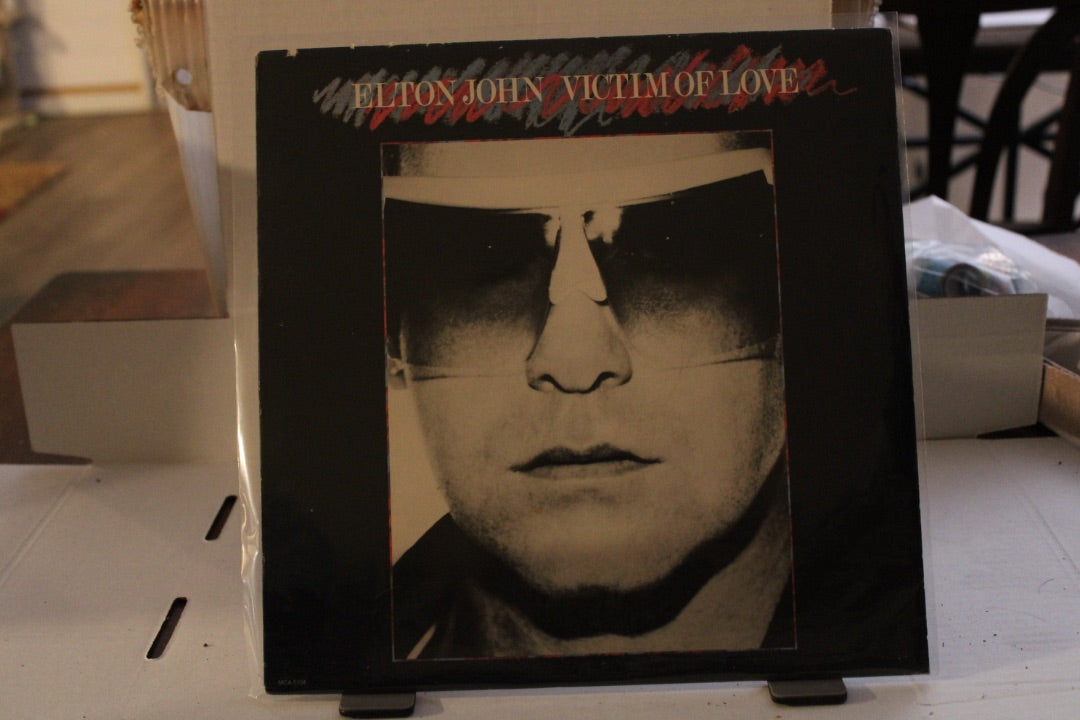 Elton JOHN VICTIM OF Love
