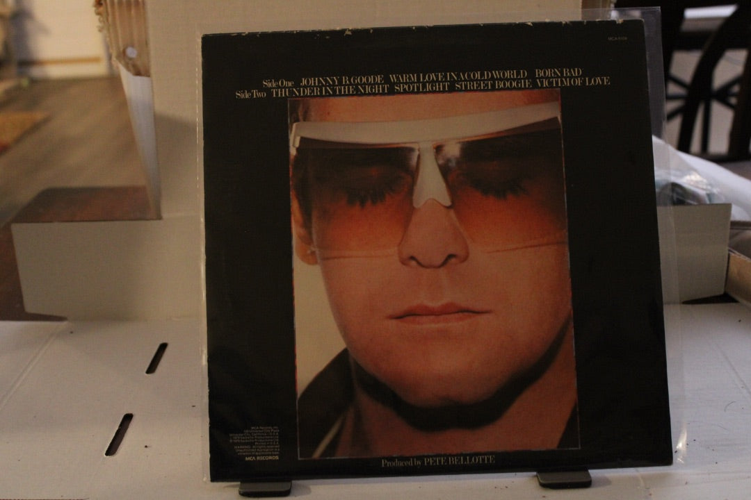 Elton JOHN VICTIM OF Love