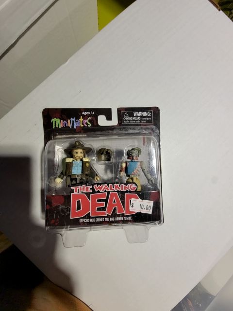 The Walking Dead Rick Grimes and 1 armed zombie