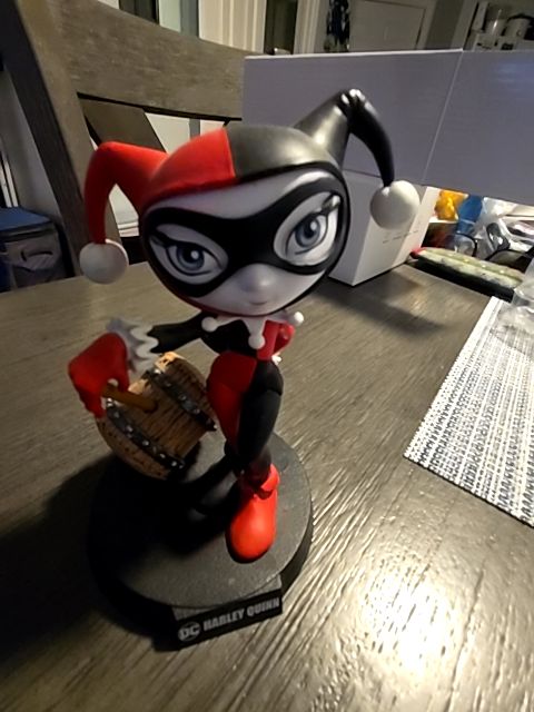 DC HARLEY QUINN FIGURINE