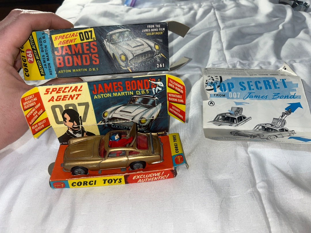 James Bond Aston Martin 261 corgi toys