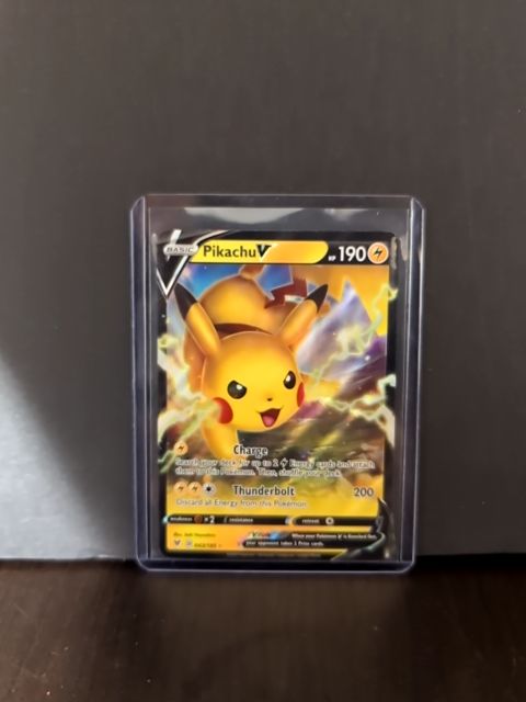 Pikachu V Vivid Voltage 043/185 Holo Ultra Rare