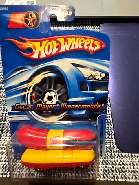 Hotwheels "2006 Oscar Mayer Wienermobile"