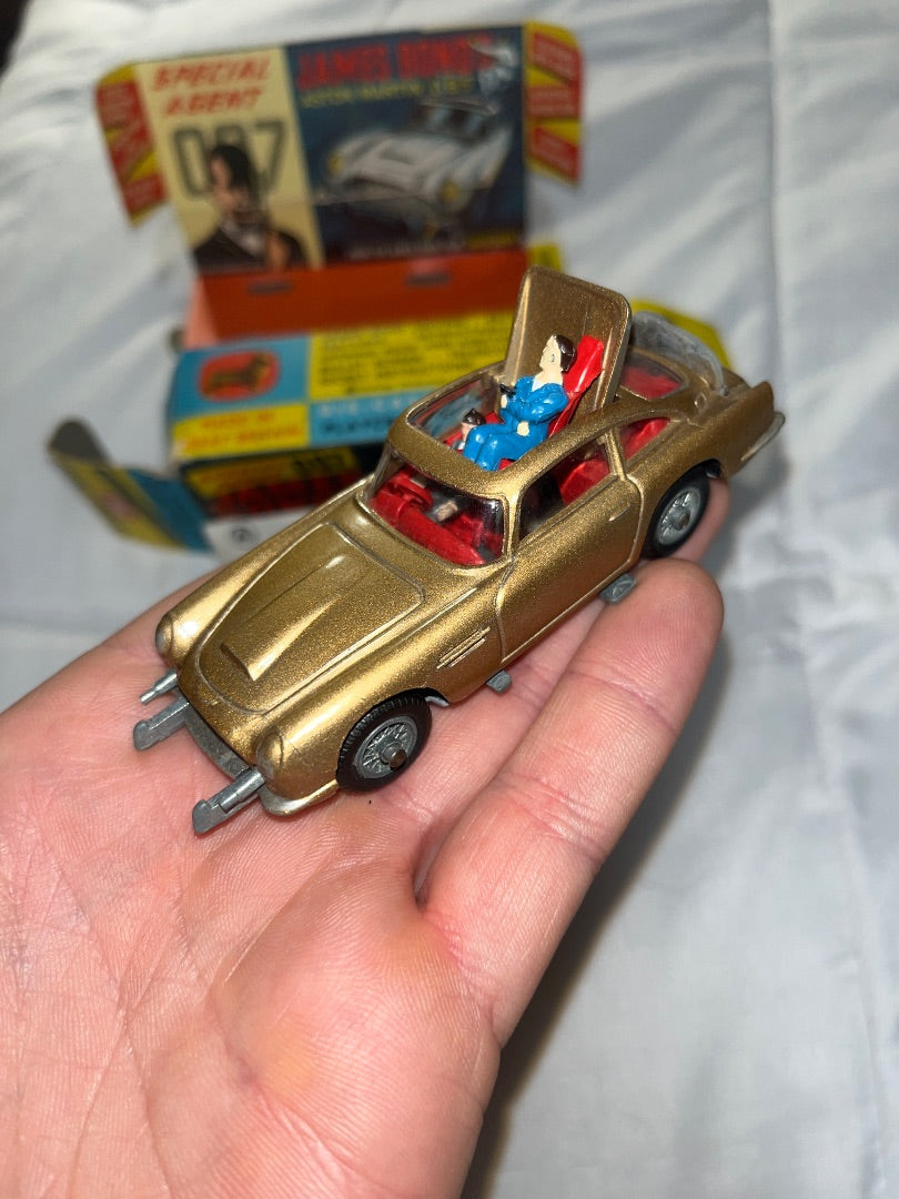 James Bond Aston Martin 261 corgi toys