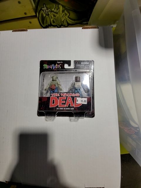 The Walking Dead Guts Zombie and burned zombie